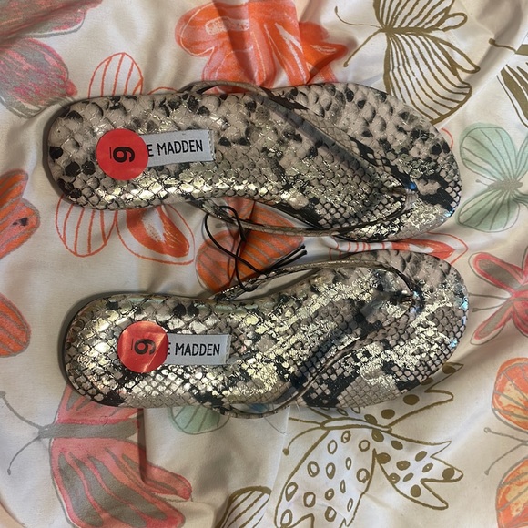 steve madden flip flops - Picture 2 of 3